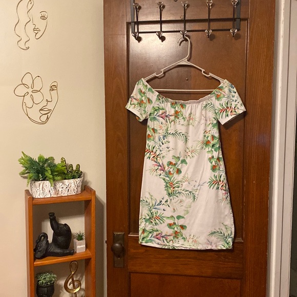 Cute off the shoulder, tropical print stretchy dress 😍😍😍 - Picture 1 of 9